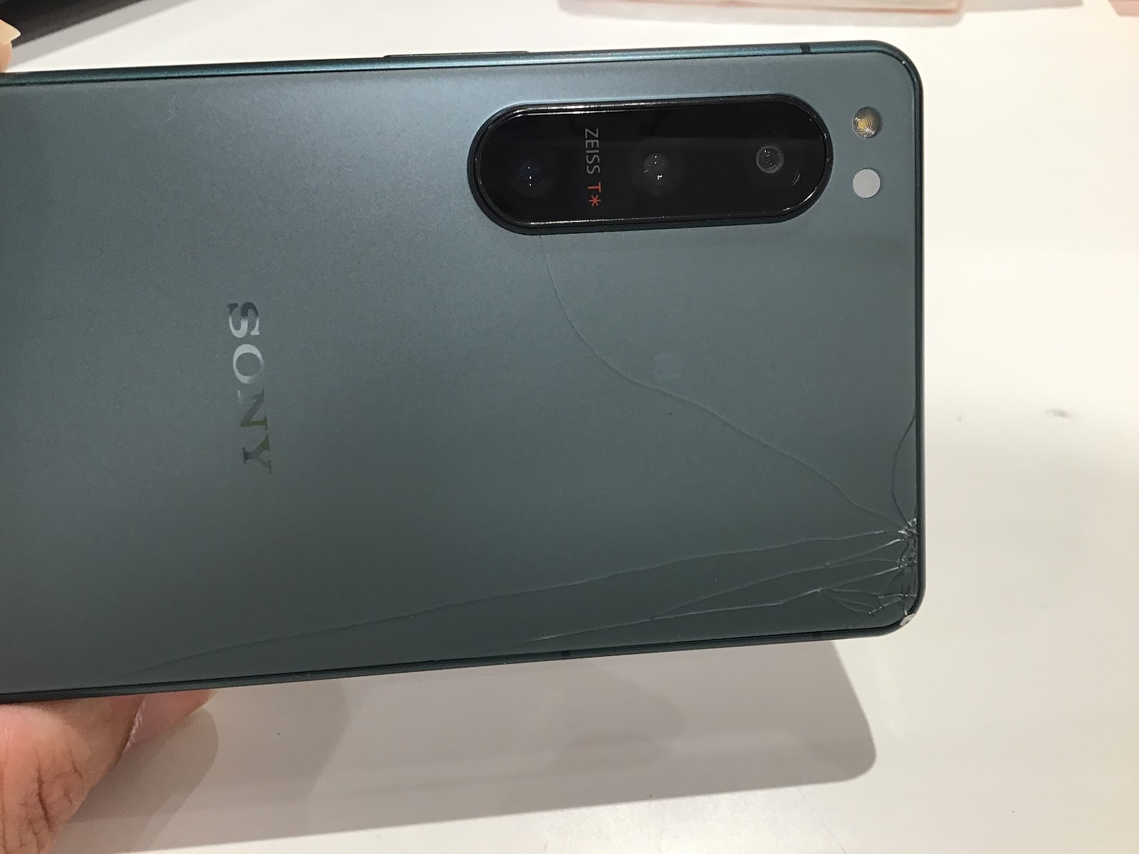 スマートフォンの背面、割れてしまっていませんか？交換承ります！【スマホ修理工房丸井錦糸町店】